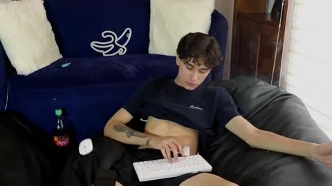 Derek online show from November 2025 08:08:01 PM