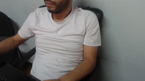 Snapshot of derrik_ chatting on March 2025 02:21:01 PM online show from March 2025 02:21:01 PM