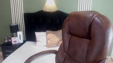 Snapshot of desiring__angel chatting on December 2024 03:27:02 AM Desiring Angel online show from December 2024 03:27:02 AM