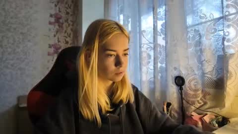 dinorahmroczkowski online show from October 2025 07:30:01 AM