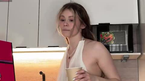 Snapshot of dipamellyy chatting on April 2026 03:22:01 AM Diana online show from April 2026 03:22:01 AM