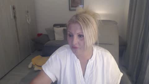 Snapshot of divineblond chatting on May 2026 10:15:02 PM Alexxa online show from May 2026 10:15:02 PM