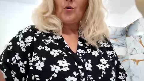 Snapshot of divineblond chatting on June 2026 09:30:01 PM Alexxa online show from June 2026 09:30:01 PM