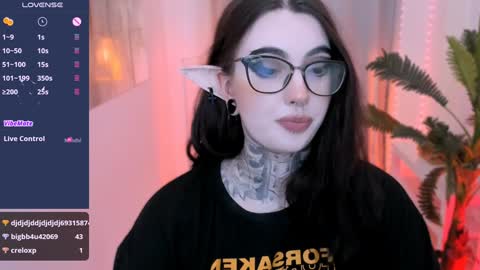 dixipixi_ online show from January 2025 01:24:02 PM