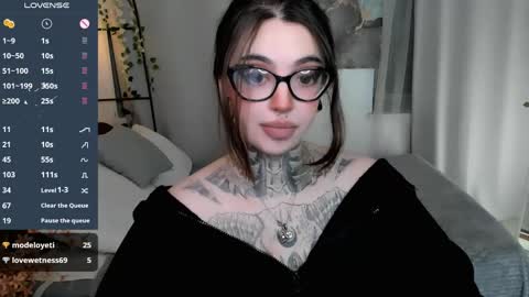 dixipixi_ online show from April 2026 06:03:01 AM