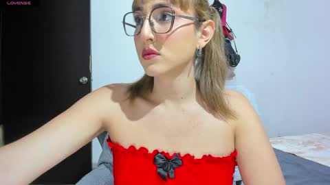 Snapshot of doll_andrea_ chatting on April 2026 10:05:01 PM ANDREA online show from April 2026 10:05:01 PM