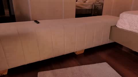 Dominique online show from May 2026 12:07:01 AM