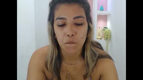 Snapshot of dona_tella chatting on September 2025 04:40:02 PM dona_tella online show from September 2025 04:40:02 PM