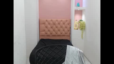 Snapshot of dona_tella chatting on September 2025 08:42:01 PM dona_tella online show from September 2025 08:42:01 PM