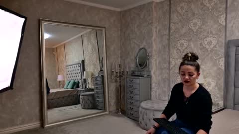 Donna online show from February 2026 07:04:02 PM