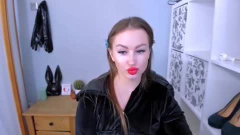 Snapshot of donnasensual chatting on February 2026 04:23:02 PM DonnaSensual online show from February 2026 04:23:02 PM