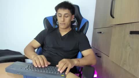 dorman_boy online show from November 2025 02:44:02 AM