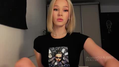 Snapshot of doublesees chatting on April 2026 12:29:02 PM MOLLYYYY dont forget to give me a thumb up online show from April 2026 12:29:02 PM