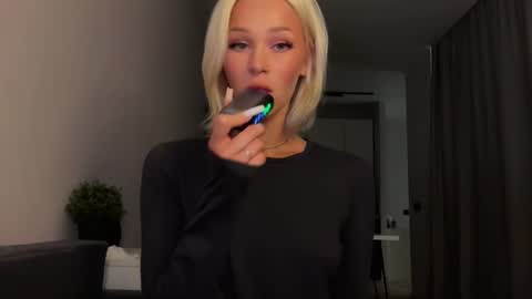 MOLLYYYY dont forget to give me a thumb up online show from June 2026 01:37:01 PM
