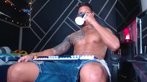 Snapshot of drake_jhonson08 chatting on October 2025 03:40:01 AM Drake online show from October 2025 03:40:01 AM