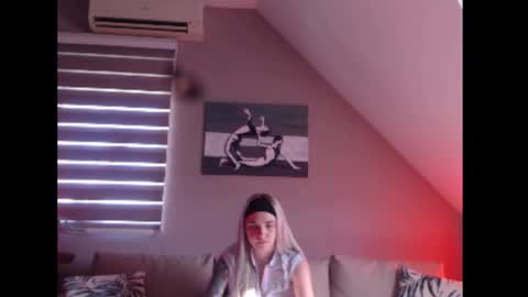 A girl online show from November 2025 09:52:02 AM