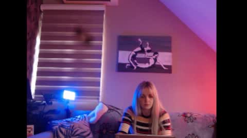 A girl online show from November 2025 08:14:02 AM