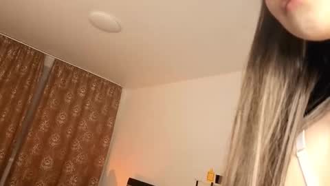 Snapshot of dreamsnoir chatting on October 2025 07:34:01 PM Mila online show from October 2025 07:34:01 PM