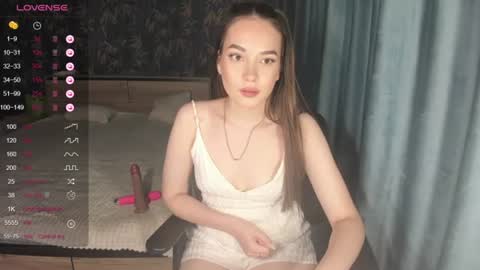 Snapshot of e_mil_y chatting on July 2026 09:40:01 AM Emily online show from July 2026 09:40:01 AM