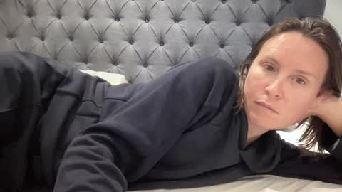 Nadia Ferreira  online show from October 2025 06:50:02 PM