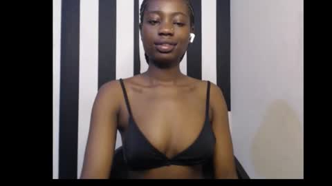 Snapshot of ebony_petitequeen chatting on November 2025 08:51:05 AM Ella online show from November 2025 08:51:05 AM