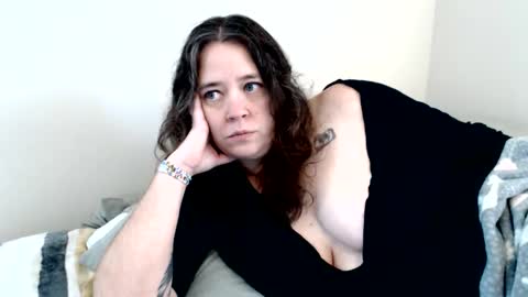 Snapshot of echosol17 chatting on November 2025 06:19:02 PM Weird Echo online show from November 2025 06:19:02 PM