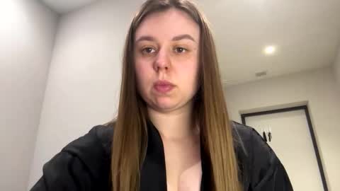 Snapshot of edina77 chatting on April 2026 10:05:01 AM Edina online show from April 2026 10:05:01 AM