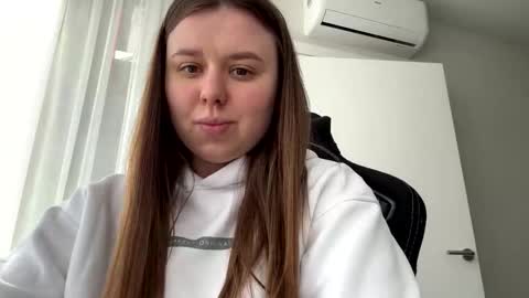 Snapshot of edina77 chatting on April 2026 09:14:01 AM Edina online show from April 2026 09:14:01 AM