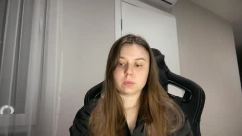 Snapshot of edina77 chatting on April 2026 06:09:01 PM Edina online show from April 2026 06:09:01 PM