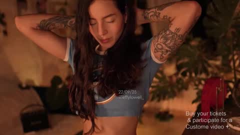 Snapshot of effylowell_ chatting on September 2025 02:03:02 AM Effy online show from September 2025 02:03:02 AM