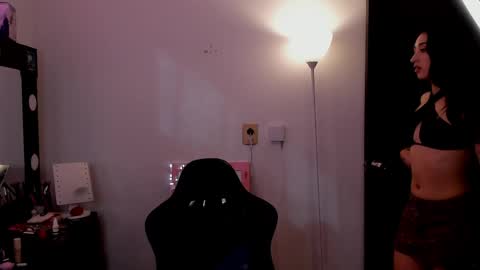   EileenFord    online show from May 2026 09:01:02 PM