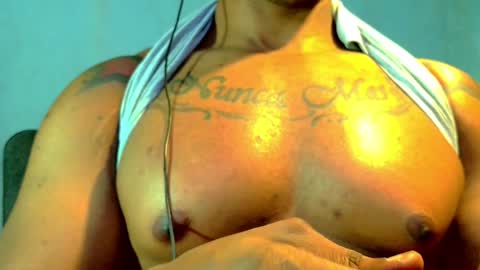 Snapshot of el_vecino_m chatting on June 2026 06:25:01 AM el_vecino_m online show from June 2026 06:25:01 AM