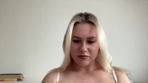Snapshot of elaraluxxxe chatting on February 2025 11:39:02 AM elaraluxxxe online show from February 2025 11:39:02 AM