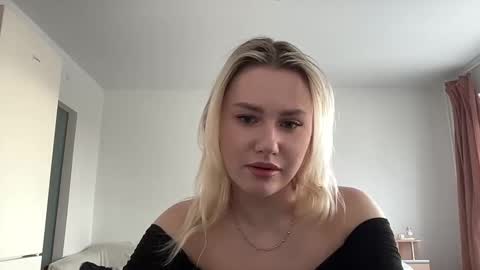 Snapshot of elaraluxxxe chatting on February 2025 12:05:02 PM elaraluxxxe online show from February 2025 12:05:02 PM