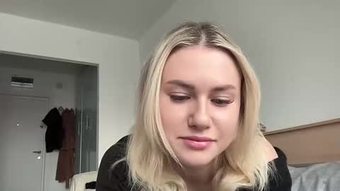 Snapshot of elaraluxxxe chatting on February 2025 11:06:02 AM elaraluxxxe online show from February 2025 11:06:02 AM