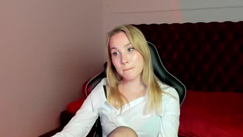 Snapshot of elaravoltage chatting on May 2026 05:10:02 PM elaravoltage online show from May 2026 05:10:02 PM