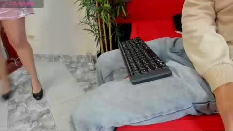 Snapshot of elena_and_derek chatting on December 2024 12:25:01 AM Elena Derek online show from December 2024 12:25:01 AM