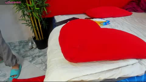 Snapshot of elena_and_derek chatting on December 2024 03:26:02 AM Elena Derek online show from December 2024 03:26:02 AM