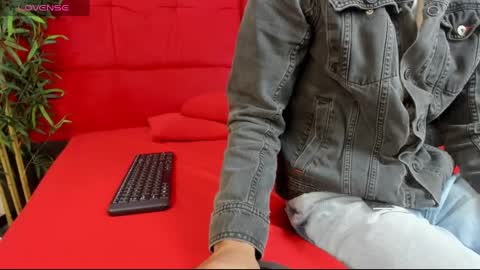 Snapshot of elena_and_derek chatting on January 2025 07:28:02 PM Elena Derek online show from January 2025 07:28:02 PM