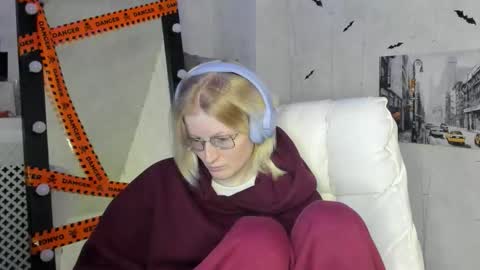 Elizabeth online show from November 2025 02:23:02 AM