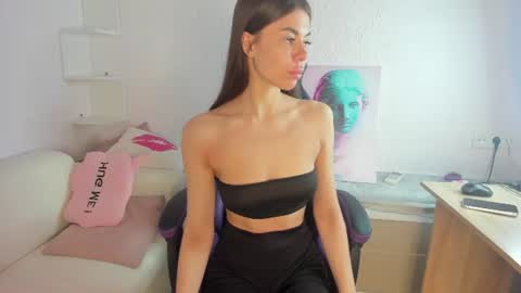 Snapshot of ella_starrr_ chatting on July 2026 01:37:01 AM Ella online show from July 2026 01:37:01 AM