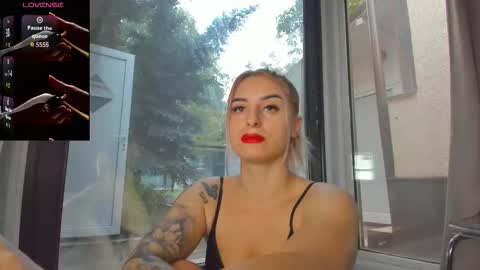 Snapshot of ella_vee chatting on October 2025 04:52:01 AM ella_vee online show from October 2025 04:52:01 AM