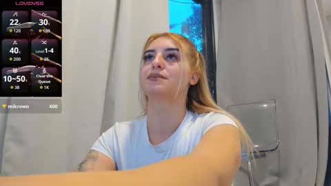 Snapshot of ella_vee chatting on October 2025 04:32:01 AM ella_vee online show from October 2025 04:32:01 AM