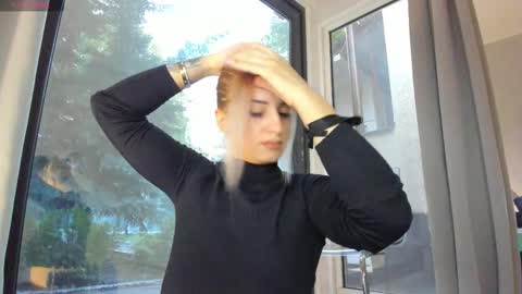 Snapshot of ella_vee chatting on October 2025 04:22:01 AM ella_vee online show from October 2025 04:22:01 AM