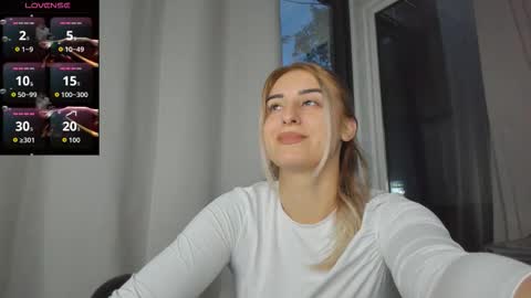 Snapshot of ella_vee chatting on October 2025 04:21:01 AM ella_vee online show from October 2025 04:21:01 AM
