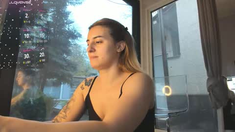 ella_vee online show from November 2025 06:49:01 AM