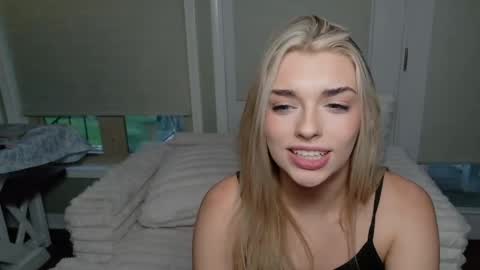 Snapshot of ellalowe chatting on May 2026 11:55:01 PM ellalowe online show from May 2026 11:55:01 PM