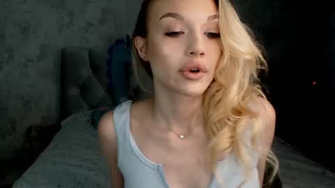 ellamilla online show from June 2026 01:04:01 PM