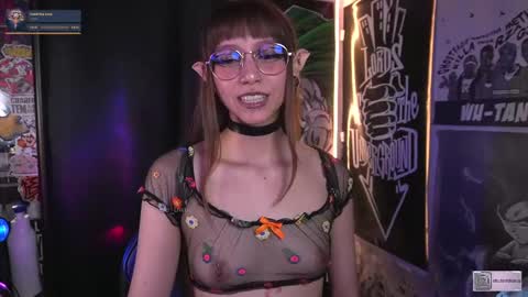 Snapshot of elle_uwu chatting on September 2025 05:37:01 PM follow me on instagram . online show from September 2025 05:37:01 PM