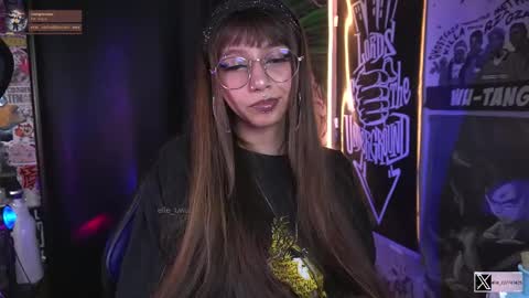Snapshot of elle_uwu chatting on September 2025 09:31:02 PM follow me on instagram . online show from September 2025 09:31:02 PM